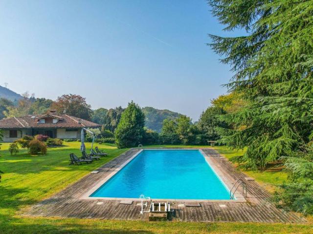 Villa Indipendente in affitto a Comunità Montana Valli del Verbano, Azzio