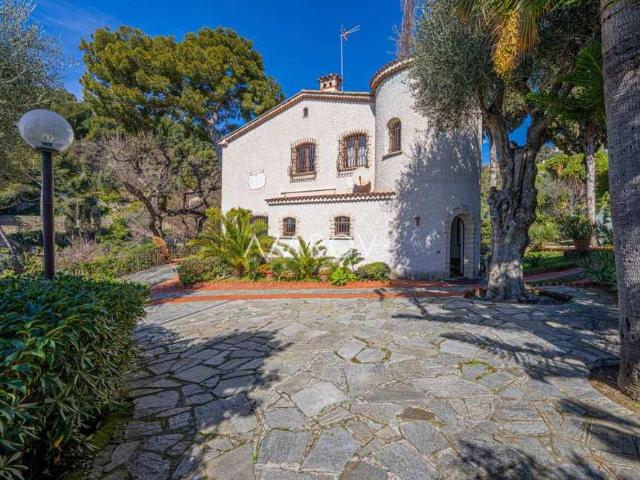 Villa Indipendente in affitto a Bordighera, Liguria