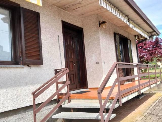 Villa Indipendente in affitto a Brebbia, Lombardia