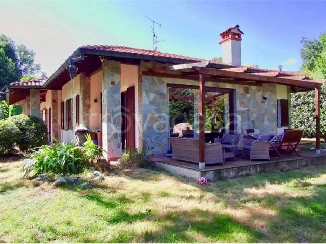 Villa Indipendente in affitto a Brebbia, Lombardia