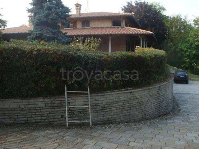 Villa Indipendente in affitto a Brenna, Lombardia