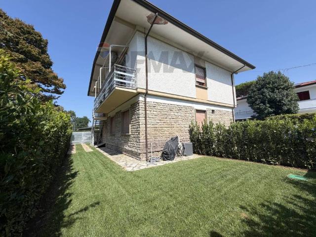 Villa Indipendente in affitto a Lido di Camaiore, Camaiore