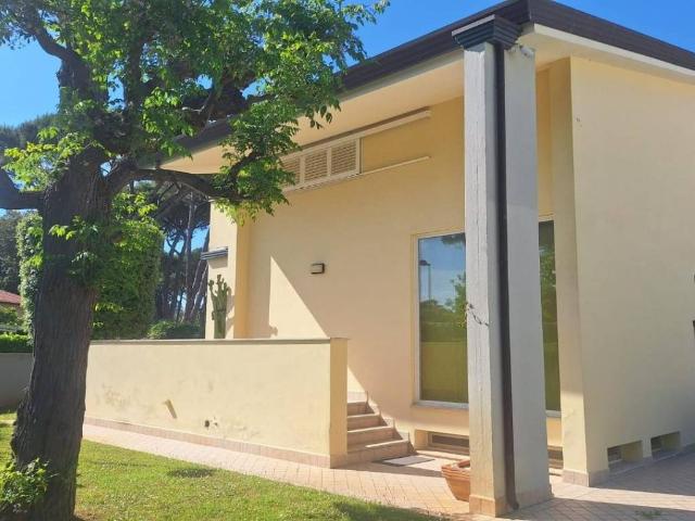 Villa Indipendente in affitto a Lido di Camaiore, Camaiore
