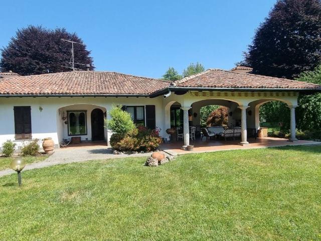 Villa Indipendente in affitto a Cantù, Lombardia