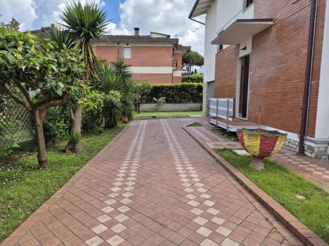 Villa Indipendente in affitto a Marina di Carrara, Carrara