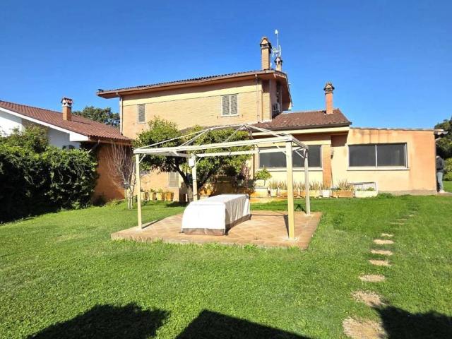 Villa Indipendente in affitto a Vigneti II, Roma Capitale