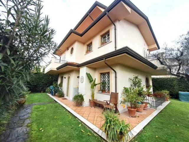 Villa Indipendente in affitto a Montignoso, Toscana