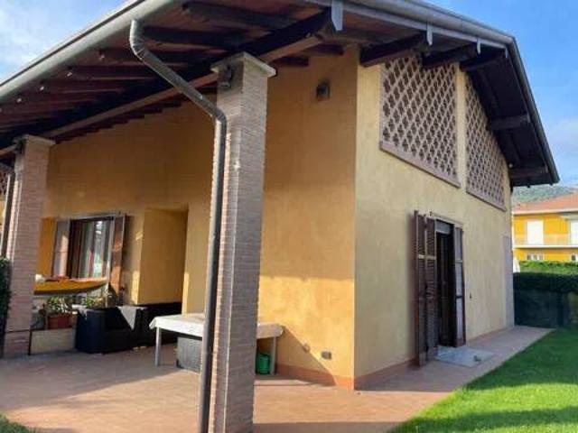 Villa Indipendente in affitto a Comabbio, Lombardia