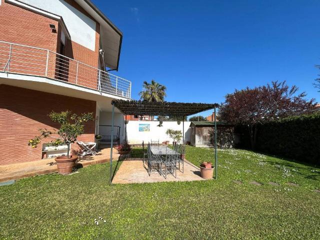 Villa Indipendente in affitto a Fregene, Roma Capitale