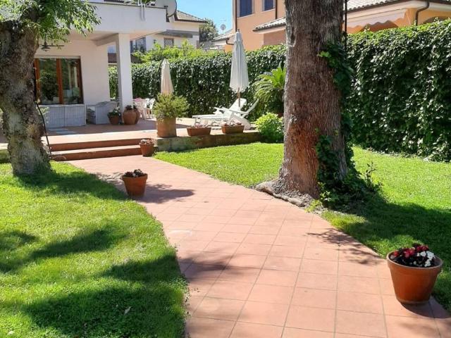 Villa Indipendente in affitto a Fregene, Roma Capitale