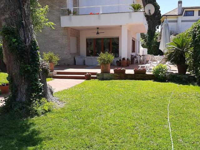 Villa Indipendente in affitto a Fregene, Roma Capitale