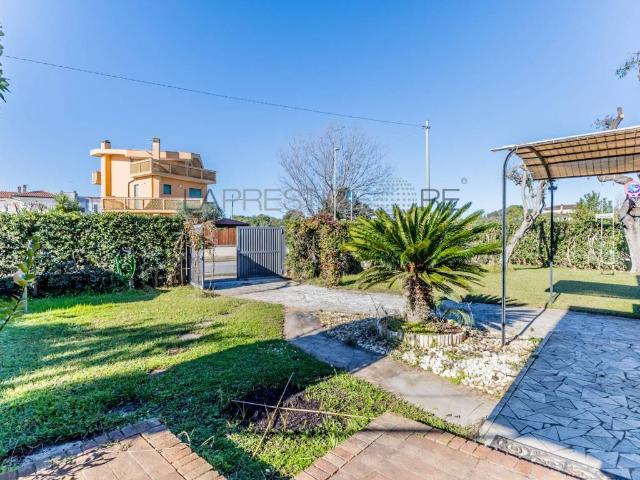 Villa Indipendente in affitto a Fregene, Roma Capitale