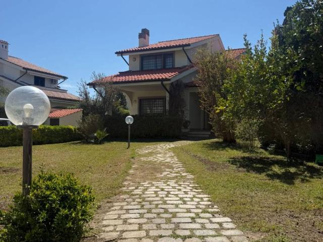 Villa Indipendente in affitto a Fregene, Roma Capitale
