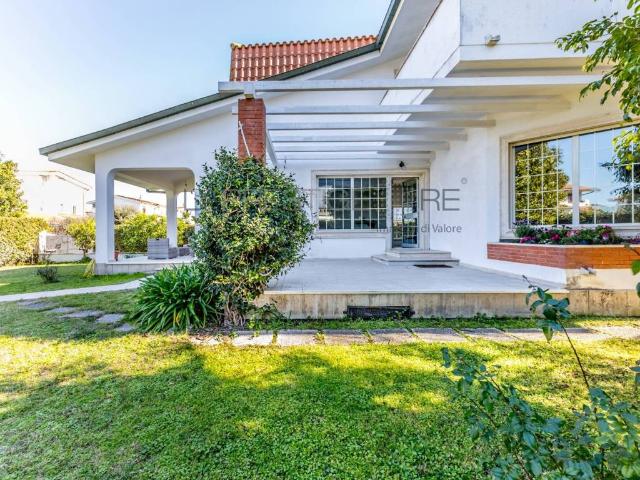 Villa Indipendente in affitto a Fregene, Roma Capitale
