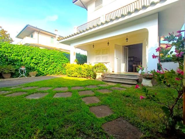 Villa Indipendente in affitto a Fregene, Roma Capitale