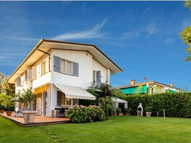 Villa Indipendente in affitto a Vittoria Apuana, Forte Dei Marmi