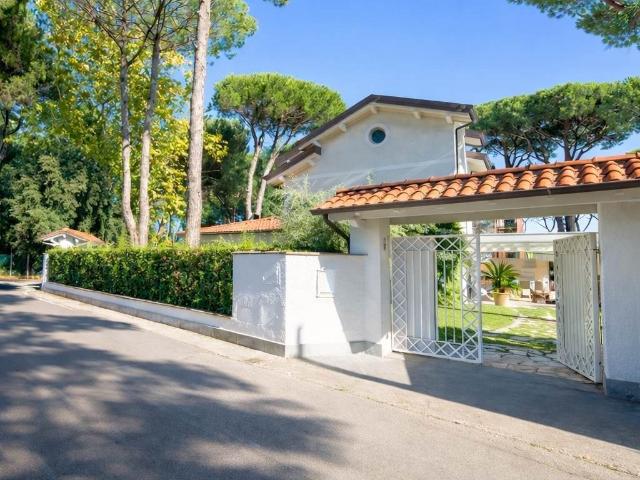 Villa Indipendente in affitto a Montignoso, Toscana