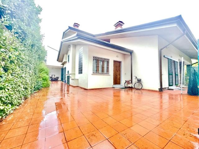 Villa Indipendente in affitto a Roma Imperiale, Forte Dei Marmi