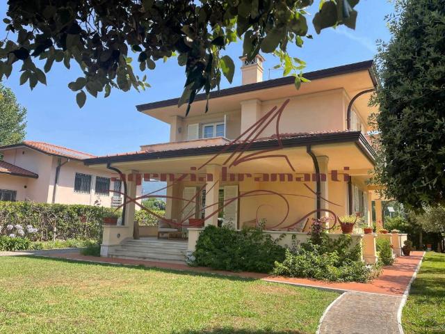 Villa Indipendente in affitto a Roma Imperiale, Forte Dei Marmi