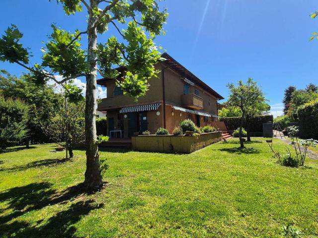 Villa Indipendente in affitto a Vittoria Apuana, Forte Dei Marmi