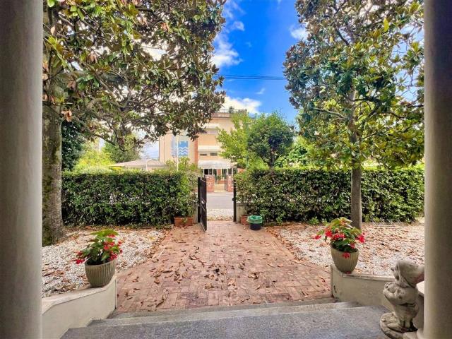 Villa Indipendente in affitto a Forte Dei Marmi, Toscana