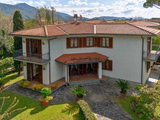 Villa Indipendente in affitto a Vittoria Apuana, Forte Dei Marmi