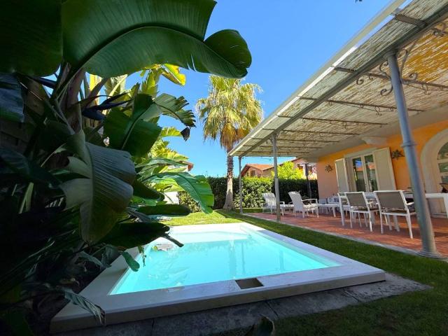 Villa Indipendente in affitto a Roma Imperiale, Forte Dei Marmi