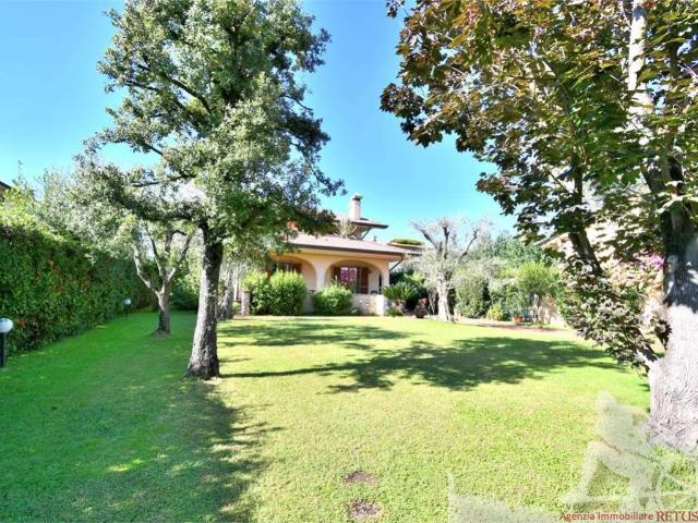 Villa Indipendente in affitto a Roma Imperiale, Forte Dei Marmi