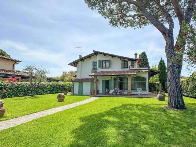 Villa Indipendente in affitto a Caranna, Forte Dei Marmi