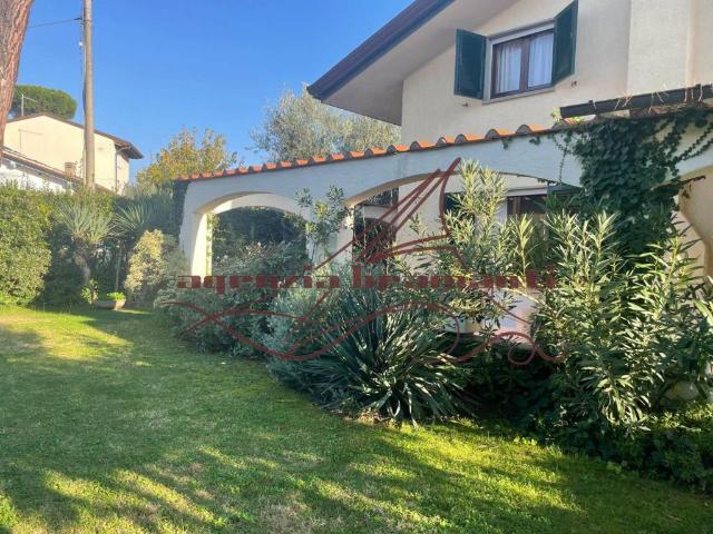 Villa Indipendente in affitto a Roma Imperiale, Forte Dei Marmi