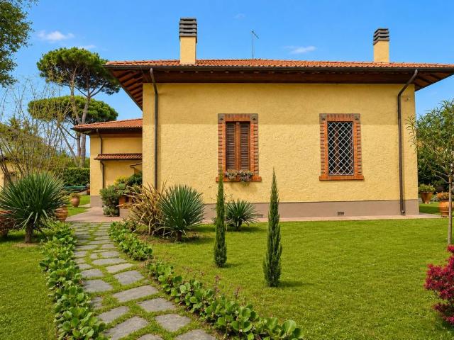Villa Indipendente in affitto a Vittoria Apuana, Forte Dei Marmi