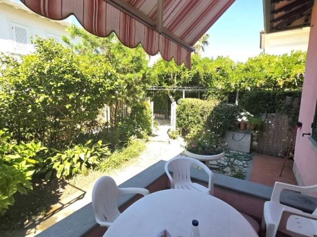 Villa Indipendente in affitto a Forte Dei Marmi, Toscana