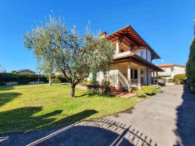 Villa Indipendente in affitto a Roma Imperiale, Forte Dei Marmi
