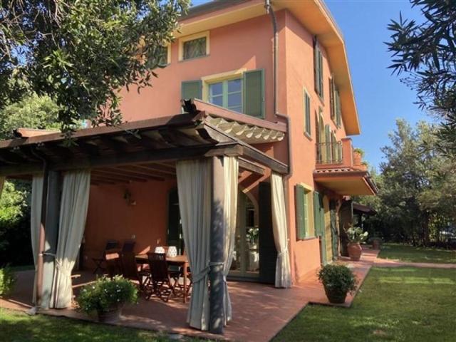 Villa Indipendente in affitto a Vittoria Apuana, Forte Dei Marmi