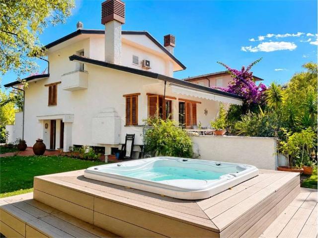 Villa Indipendente in affitto a Vittoria Apuana, Forte Dei Marmi