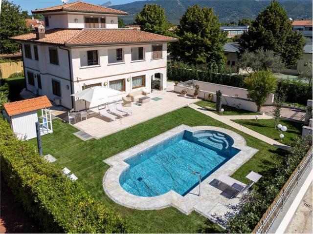 Villa Indipendente in affitto a Roma Imperiale, Forte Dei Marmi