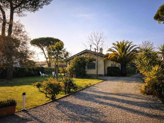 Villa Indipendente in affitto a Roma Imperiale, Forte Dei Marmi