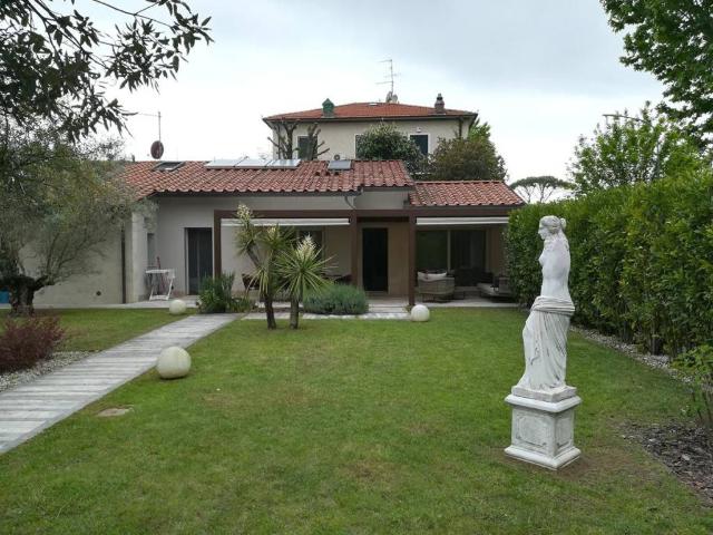 Villa Indipendente in affitto a Vittoria Apuana, Forte Dei Marmi