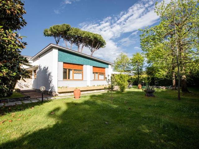 Villa Indipendente in affitto a Roma Imperiale, Forte Dei Marmi
