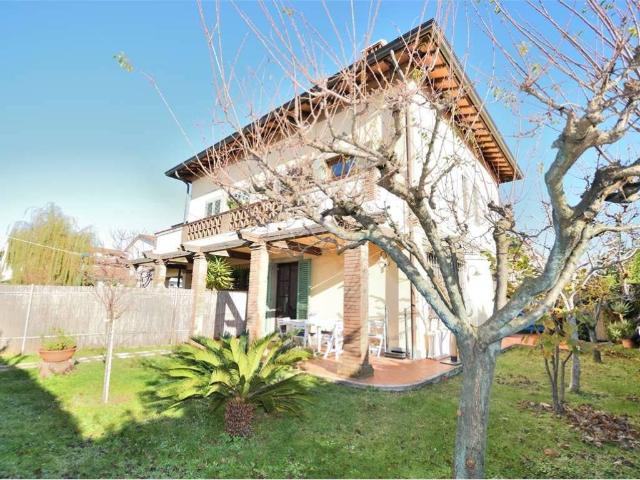 Villa Indipendente in affitto a Vittoria Apuana, Forte Dei Marmi