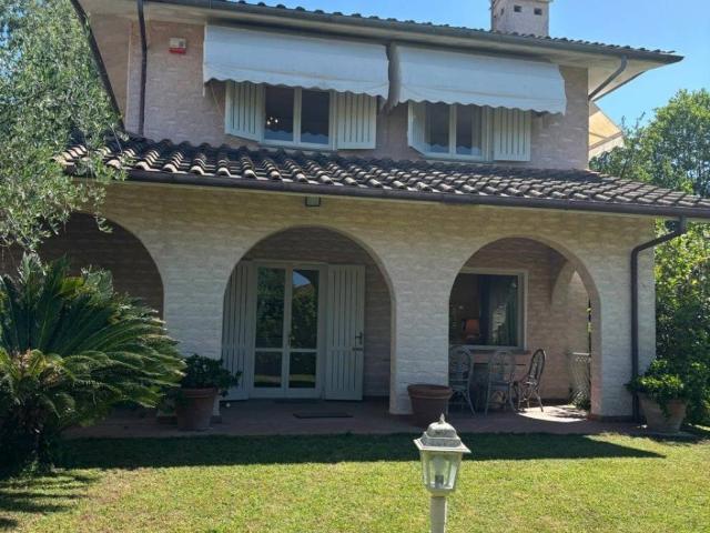Villa Indipendente in affitto a Caranna, Forte Dei Marmi