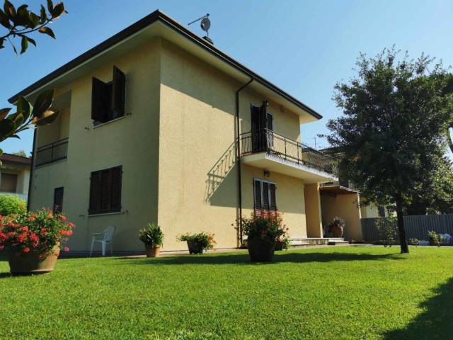 Villa Indipendente in affitto a Vittoria Apuana, Forte Dei Marmi