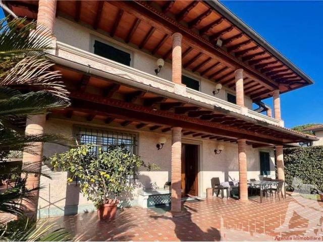 Villa Indipendente in affitto a Vittoria Apuana, Forte Dei Marmi