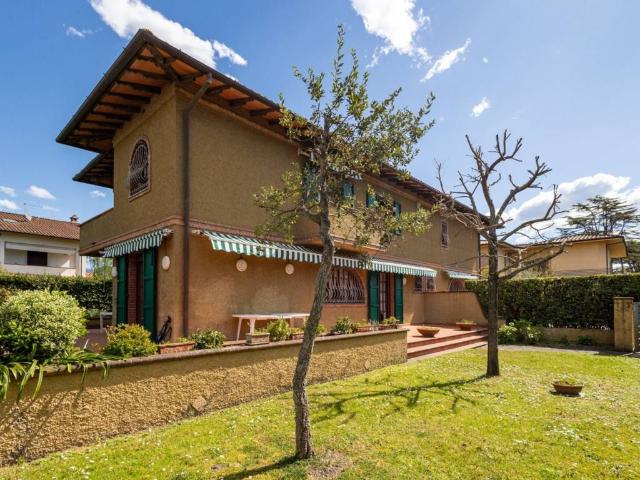 Villa Indipendente in affitto a Vittoria Apuana, Forte Dei Marmi