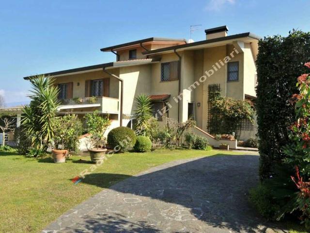 Villa Indipendente in affitto a Caranna, Forte Dei Marmi