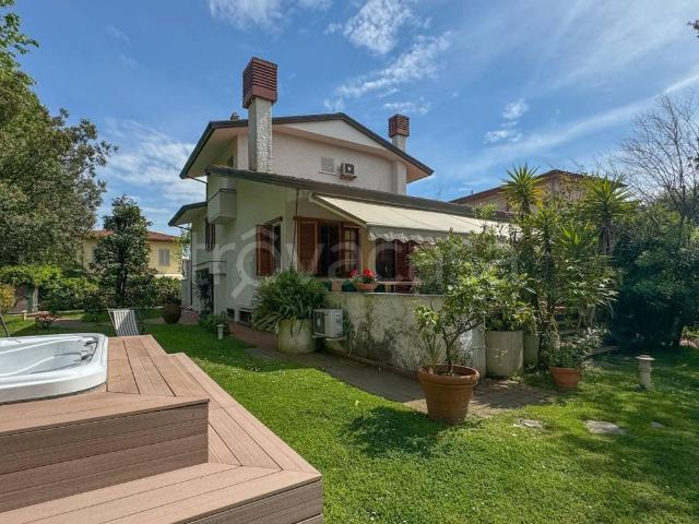 Villa Indipendente in affitto a Vittoria Apuana, Forte Dei Marmi