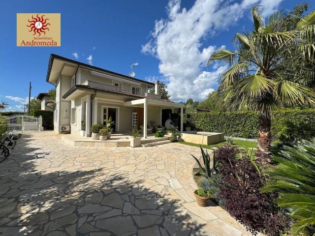 Villa Indipendente in affitto a Vittoria Apuana, Forte Dei Marmi