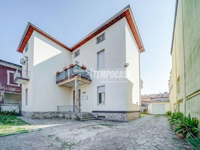 Villa Indipendente in affitto a Gallarate, Lombardia