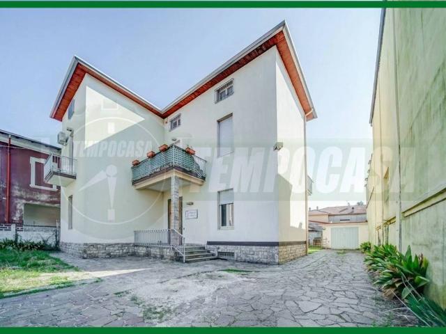 Villa Indipendente in affitto a Gallarate, Lombardia