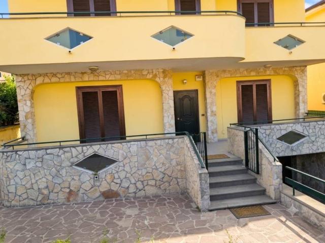 Villa Indipendente in affitto a Giugliano In Campania, Campania